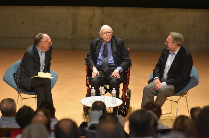 “The habit of figuring something out for yourself is an important thing to develop,” says investor and philanthropist Charlie Munger (center) at a Redlands Forum event hosted by Esri President Jack Dangermond (right) and A.K. Smiley Public Library Director Emeritus Larry Burgess ’67. (Photo by Carlos Puma)